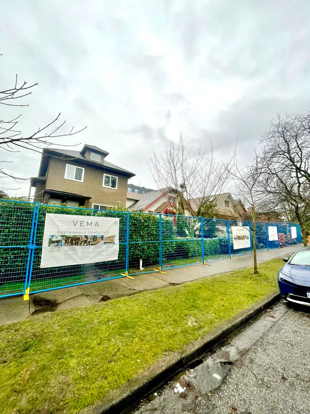 A Vancouver house behind VEMA Deconstruction site fencing before deconstruction